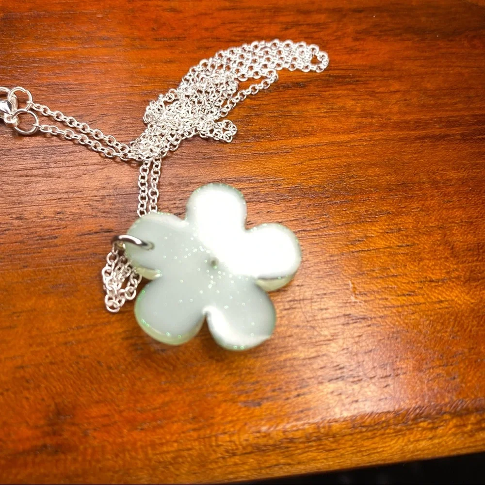 NWOT Mint Flower Necklace